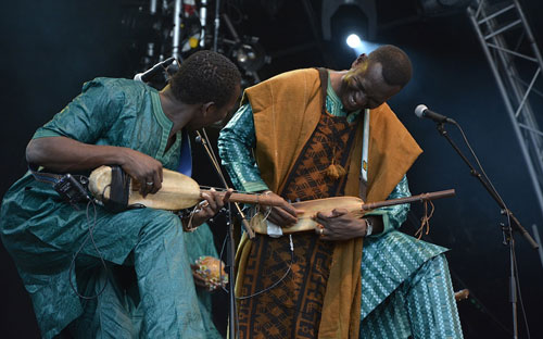 Maligitarristen Bassekou Kouyate med familjeband