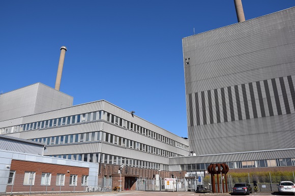 Barsebäcksverket under blå himmel.