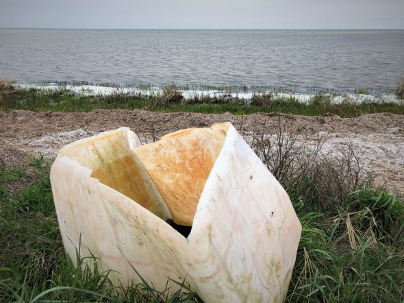 Plastdunk uppspolad från havet.