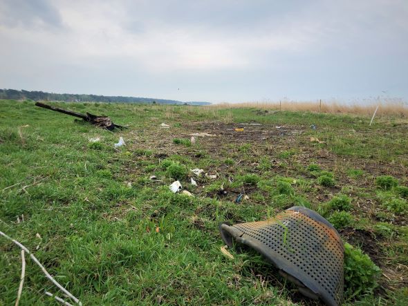 Plastskräp på Järavallens strand.