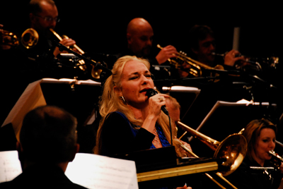 Cæcilie Norby sjöng med stor känsla tillsammans med DR Big Band i Allhelgona kyrkan i Lund.