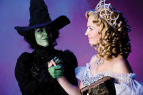 Wickeddamerna Maria Lucia är Elphaba och Annette Heick Glinda i Det Ny Teaters uppsättning av musikalen Wicked som får premiär i januar 2011.