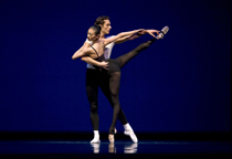 Yuan Yuan Tan och Damian Smith i Balanchin’s Stravinsky Violin Concerto (Koreografi av George Balanchine © The Balanchine Trust.