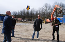 Lars Brobeck, tekniska förvaltningen, Niklas Brunlid och Anders Sjöholm från Lunds Volleybollklubb, Magnus Malmborg, kultur-och fritidsförvaltningen testar volleyboll där nya planerna anläggs i Lund. 