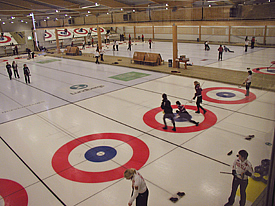 Curlinghallarna står öppna i helgen.
