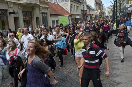 Dance walk Sweden genom Malmö.