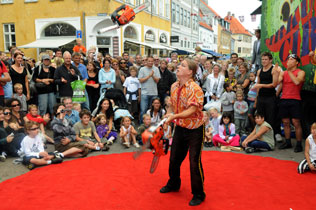 Gatuteater i Helsingör med svenska Cirkus Cirkör.