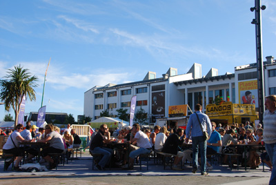 Sundstorget hade förvandlats till citybeach och matplats sedan stora scenen flyttats bort.