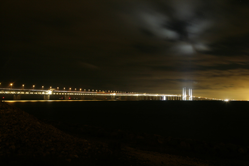 Öresundsbron i julskrud.