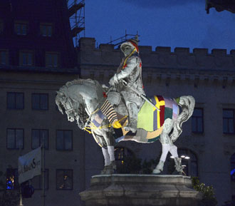 Kungen på Stortorget är klädd i stickat under Malmöfestivalen.