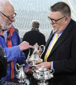 Lars Yngwe Johansson bedömer silver och smycken i Antikrundan.