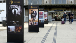 Bondutställning på Gare du Lyon.