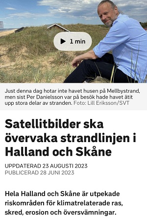 man sitter på stranden