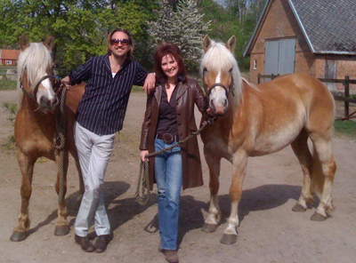 Wille Crafoord och Anne-Lie Rydé med hästar.