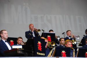 Malmö Brandkårs orkester fixar Jan Malmsjös spontanitet galant.