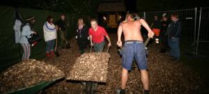 Mitt i natten fick man plötsligt lägga ut 50 ton träflis, som efter festivalen sedan skulle plockas upp. Mitt i natten fick man plötsligt lägga ut 50 ton träflis, som efter festivalen sedan skulle plockas upp.
